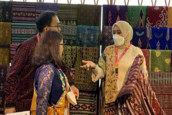 Kain Tenun dan Ikat Karya 17 UMKM Sulut Pikat Pengunjung Karya Kreatif Indonesia
