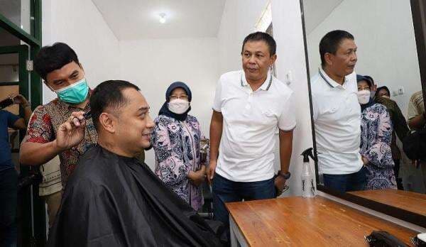 Resmikan Rumah Padat Karya, Eri Cahyadi Nikmati Nasi Goreng hingga Pangkas Rambut