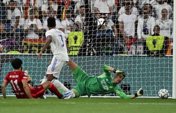 Courtois Bikin Liverpool Frustrasi, Real Madrid Sukses Besar di Babak Pertama
