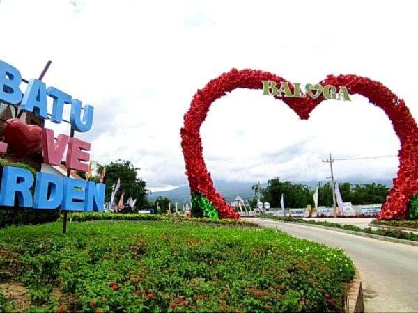 Batu Love Garden Bak Taman Surga, Hampir Semua Bunga Dunia Ada di Sini