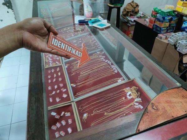 Emak-emak Curi Emas, Nyaris Digebuki Massa