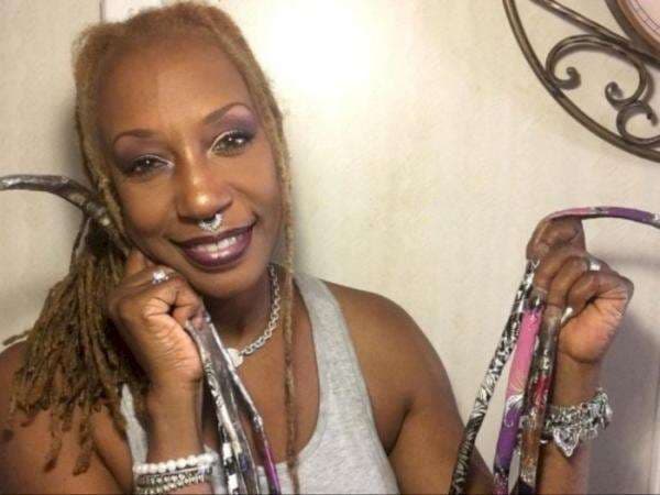 Punya Kuku Sepanjang 30 Cm, Wanita Ini Senang Tuai Komentar Negatif