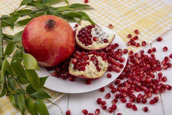 5 Manfaat Buah Delima untuk Kesehatan Kulit yang Tak Terduga 5 Manfaat Buah Delima untuk Kesehatan Kulit yang Tak Terduga