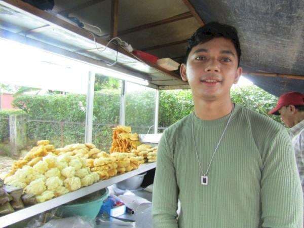 Andi Saputra, Penjual Gorengan Ganteng yang Wajahnya Mirip Suami Ria Ricis