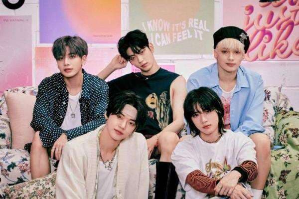 TXT Tampil Memukau di The Kelly Clarkson Show, Bawakan Lagu Good Boy Gone Bad!