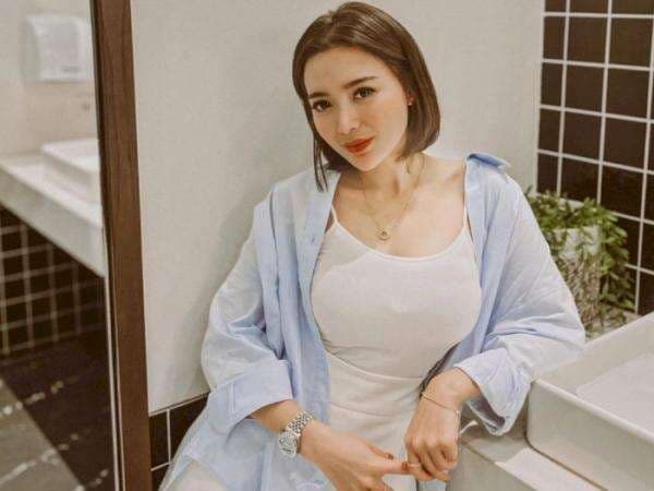 Wika Salim Pose Angkat Tangan Manja, Glowing Ketiaknya