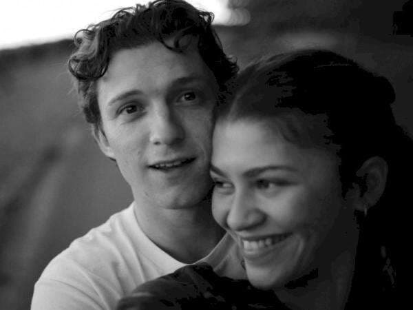 Zendaya Ucapkan Ulang Tahun Tom Holland dengan Potret Mesra Berpelukan, So Sweet!