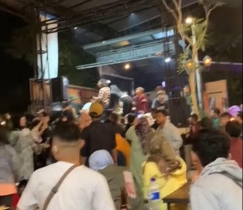 Bukan Biduan, Pria Ini Sawer Kotak Amal Saat Dangdutan, Warganet: Stay Halal Brader