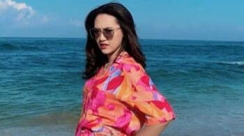 5 Gaya Foto di Pantai ala Happy Asmara, Simpel Tetap Modis!