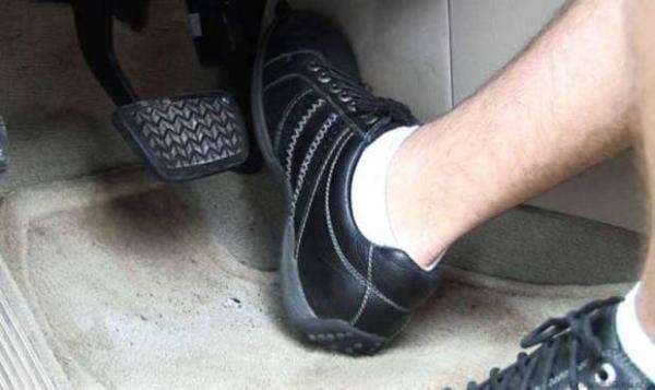 Ini Alasan Injak Rem Mobil Matik Harus Pakai Kaki Kanan Ini Alasan Injak Rem Mobil Matik Harus Pakai Kaki Kanan