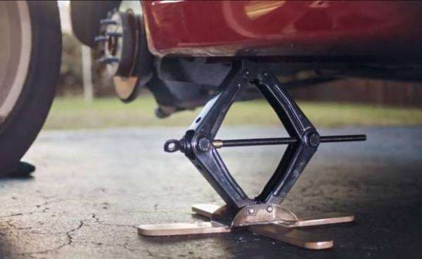 Cara Dongkrak Mobil yang Benar Agar Mobil Tidak Oleng