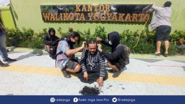 Wujud Syukur KPK Tangkap Haryadi Suyuti, Dodok Jogja Cukur Gundul