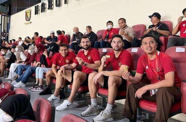 Jordi Amat dan Sandy Walsh Disuguhi Lemper saat Nonton Timnas Indonesia di Bandung