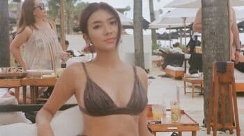 5 Gaya Foto di Pantai ala Rachel Florencia, Istri Online Netizen +62 Hot Banget!