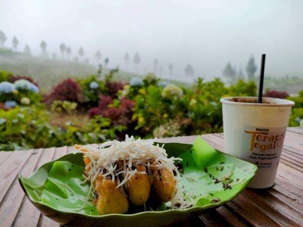 Tempat Ngopi di Puncak Bukit Ini, View-nya Dua Gunung Cocok Buat Healing Low Budget