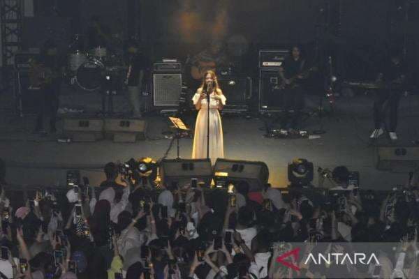 Fiersa-Nadin Hipnotis Ribuan Penonton di Konser Perdana Palembang