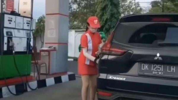 Viral Operator SPBU Seksi Pakai Rok Mini, Netizen: Bisa Bikin Kecelakaan Nih