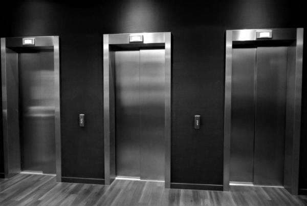 Lift Apartemen di Jalan Sudirman Jakpus Macet, Damkar Evakuasi Satu Korban