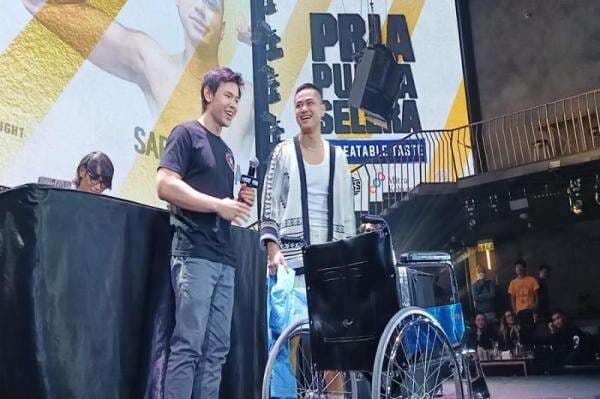 Siap Tanding Tinju, Nicholas Sean Bawakan Kursi Roda dan Baju Pasien untuk Sabian Tama