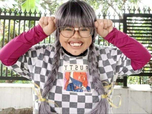 Tampil Manglingi Kekeyi Lepas Hijab, Jadi Cewek Culun Rambut Kepang Diwarnai