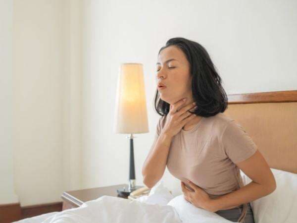 Mengapa Tenggorokan Sakit Saat Menelan? Inilah 5 Penyebabnya! Mengapa Tenggorokan Sakit Saat Menelan? Inilah 5 Penyebabnya!