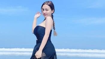 Cupi Cupita Pose Pakai Baju Renang dan Rok Transparan, Aura Seksinya Kian Membara!