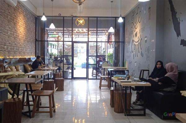 Kopi +62, Coffee Shop Kendari Berkonsep Tropis, Desain Industrial