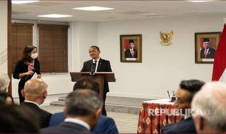 Bahlil: Negara Tetangga Tak Ikhlas Indonesia Produksi Baterai Mobil Listrik