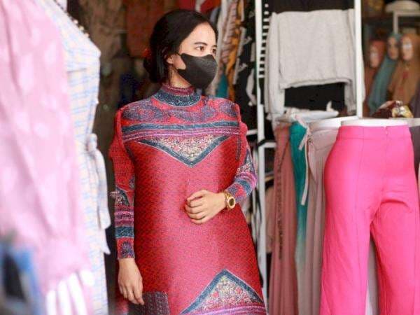 Bikin Melongo! Jualan Baju Turun Naik Viral, Pedagang Ini Cuan Belasan Juta Sehari