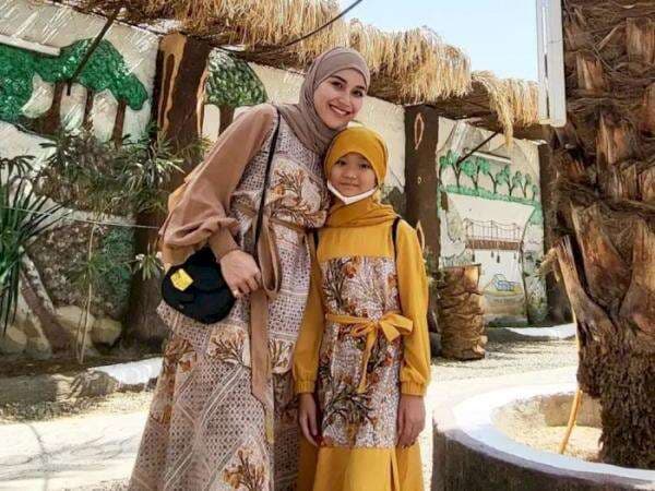 Pintarnya Bilqis Anak Ayu Ting Ting Ngomong Bahasa Inggris sama Bule, Enji Kena Sentil