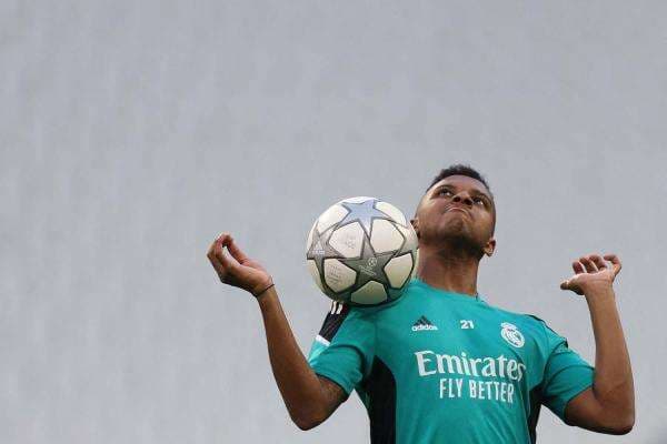 Ragam Cara Menahan Bola dalam Permainan Sepak Bola