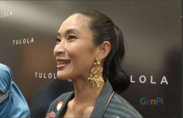 Happy Salma Lebih Pilih Anak Main Tanah Ketimbang Gadget