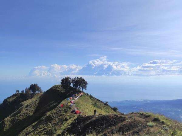 Eksotisnya Gunung Rinjau, Punya Padang Savana dan Danau Kawah Berair Biru Eksotisnya Gunung Rinjau, Punya Padang Savana dan Danau Kawah Berair Biru