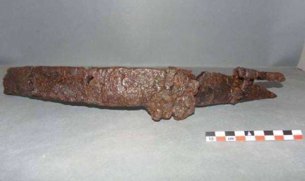 Penemuan Pedang Berkarat dalam Biara, Melengkung Seperti Senjata Bajak Laut Penemuan Pedang Berkarat dalam Biara, Melengkung Seperti Senjata Bajak Laut