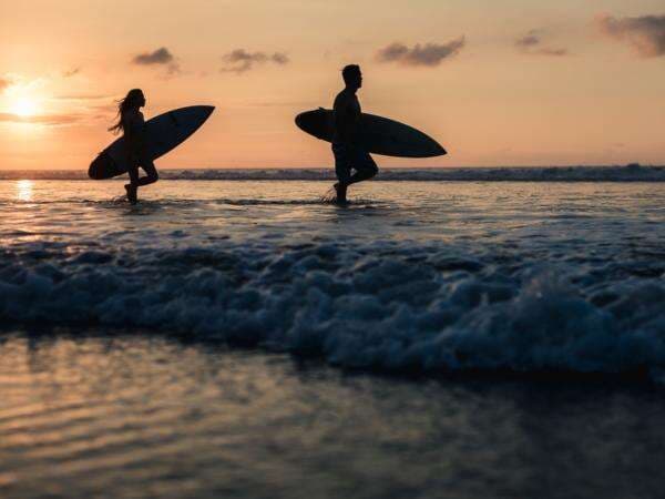 Tanpa Perlu ke Luar Negeri, Ini 7 Spot Surfing Terbaik Dari Sabang Sampai Merauke!