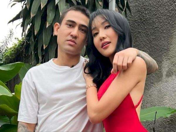 Lucinta Luna Pakai Dress Seksi Peluk Axel Matthew, Posisi Tangannya Bikin Salfok