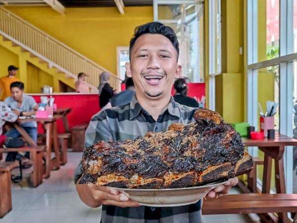 Barbar Kuy! Menyantap Iga Bakar Raksasa, Sekali Makan Bisa Bikin 'Meledak' Perut Barbar Kuy! Menyantap Iga Bakar Raksasa, Sekali Makan Bisa Bikin 'Meledak' Perut