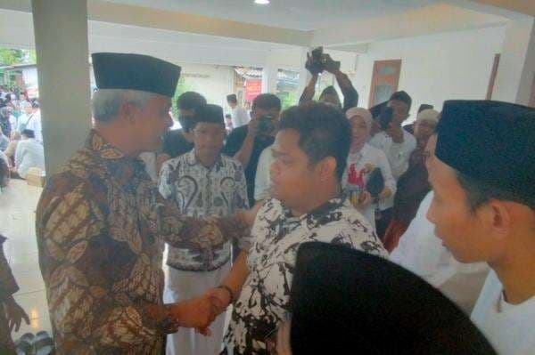 Melayat hingga ke Pemakaman, Ganjar Ungkap Kedekatannya dengan Dimyati Rois