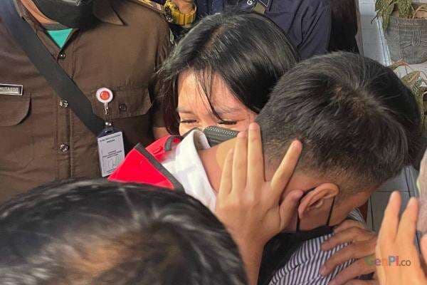 Momen Mengharukan Adam Deni Dipeluk Pacar, Lalu Cium Kepala