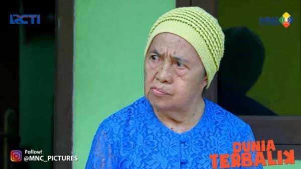 Link Live Streaming Dunia Terbalik 11 Juni 2022: Juni Goda Mak Eros yang Lagi Asyik Santap Rujak