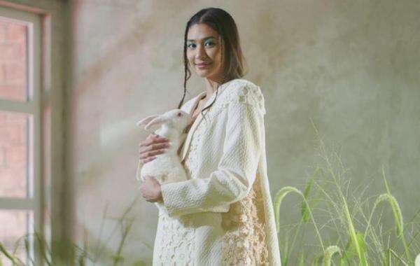 Mikha Tambayong Resmi Rilis Single Menepi Menetap, Duet Bareng Deva Mahenra Mikha Tambayong Resmi Rilis Single Menepi Menetap, Duet Bareng Deva Mahenra