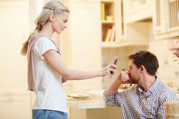 Pasangan Menunjukkan 3 Kebiasaan, Waspada Dia Tukang Selingkuh