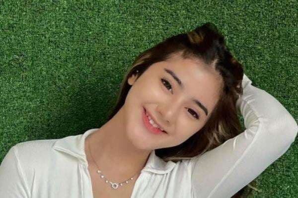 Ghea Youbi Cantik Pakai Outfit Ketat Putih Polos, Netizen: Istri Idaman