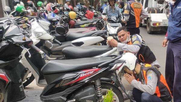 Ban Motornya Dikempiskan karena Parkir Liar di Sekitar Tebet Eco Park, Warga: Jadi Pelajaran