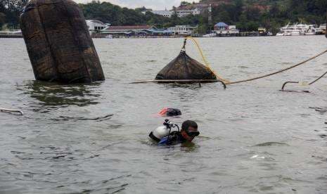 In Picture: Evakuasi Bangkai Kapal Ferry MV Dumai Line 5 di Batam In Picture: Evakuasi Bangkai Kapal Ferry MV Dumai Line 5 di Batam