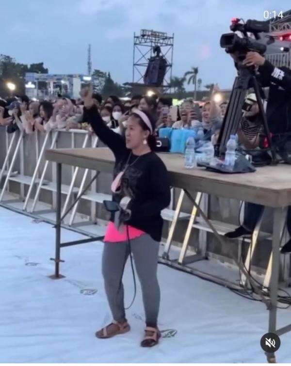 Aksi Mbak Rara Gagal Menghentikan Hujan, Tuai Komentar Pedas dari Warganet