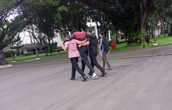 Sempoyongan, Pebasket Ini Dipapah Paspamres Saat Akan Bertemu Jokowi