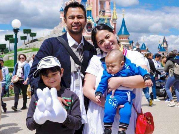 Momen Rafathar dan Rayyanza Ngemper di Mall, Kelelahan Tunggu Nagita Slavina Belanja