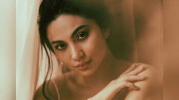 Seksinya Ariel Tatum Pakai Dress Tali Tipis Bikin Netizen Klepek-Klepek