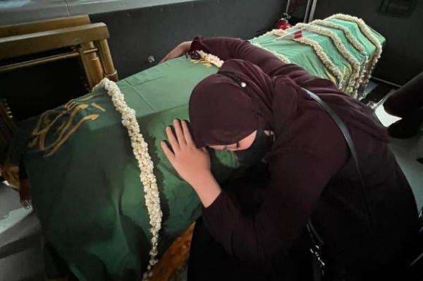 Momen Pilu Atalia Saksikan Zara Peluk Peti Jenazah Eril Sepanjang Perjalanan Menuju Pemakaman